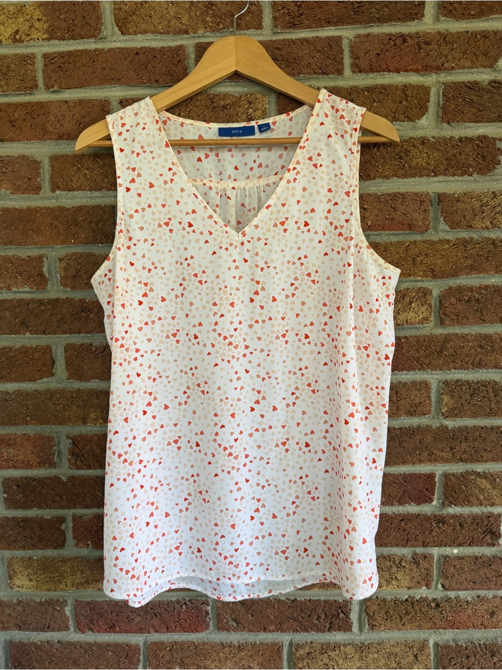 heart sleeveless shirt. ladies large. apt 9. kohls.